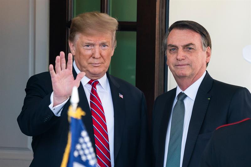 Trump Defende Bolsonaro e Fala em “Caça às Bruxas” nas Investigações no Brasil